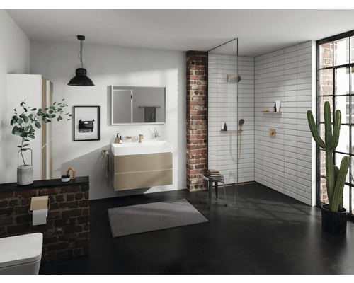 Modernes Badezimmer mit Waschtisch, Spiegel, Dusche und Ziegelwand