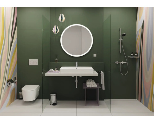 Modernes Badezimmer mit Toilette, Waschbecken, Spiegel, Dusche und Lampen