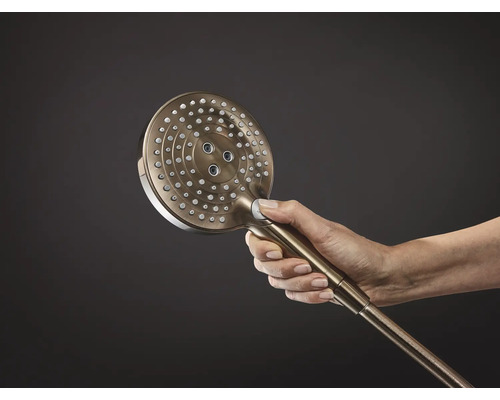 Handbrause aus Metall wird von einer Hand gehalten