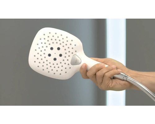 Handbrause mit Brauseschlauch in der Hand gehalten