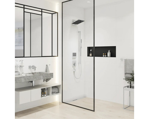 Helles Badezimmer mit Dusche, Waschtisch und Spiegel