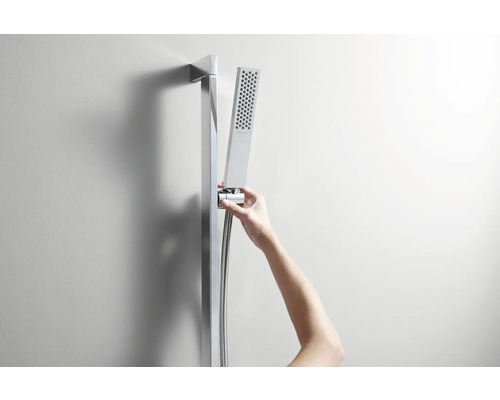 Handbrause mit Brauseschlauch und Halterung an der Wand