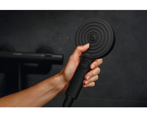 Handbrause mit Select Taste in der Hand