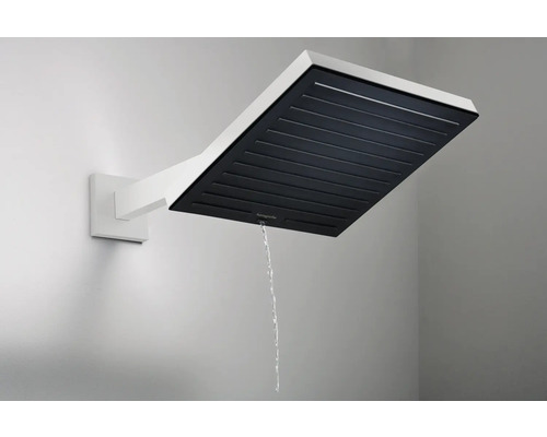 Quadratische Kopfbrause an der Wand mit Wasserstrahl