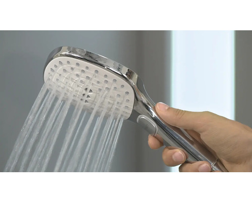 Douchette à main en cours d''utilisation avec de l''eau courante.