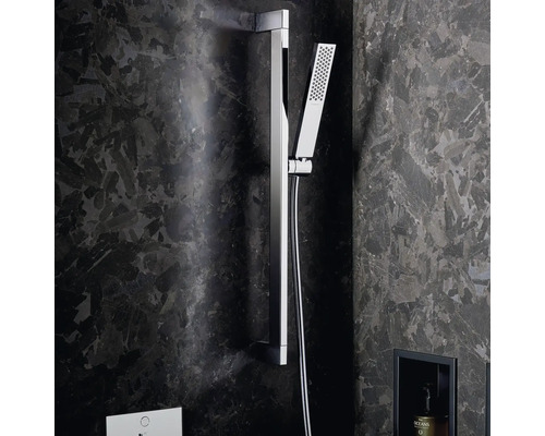 Brausestange mit Handbrause im Badezimmer