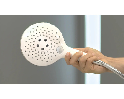 Handbrause mit Brauseschlauch in der Hand gehalten.