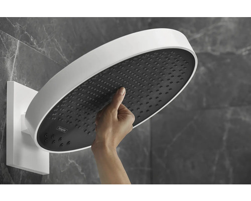 Hand berührt Duschkopf zur Reinigung