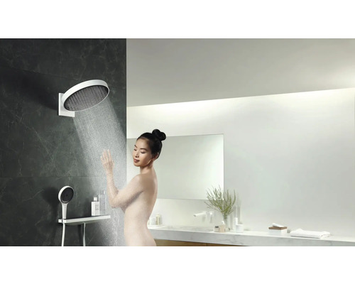 Badezimmer mit Kopfbrause und Handbrause in modernem Design