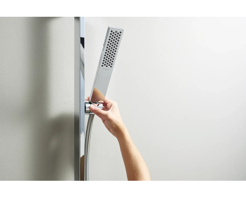 Handbrause an einer Duschstange mit Hand