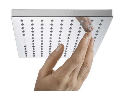 Quadratischer Duschkopf mit Hand zur Größenorientierung.