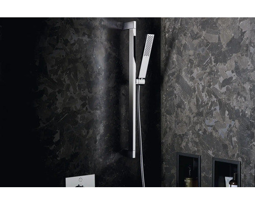 Duschstangenset in einem Badezimmer mit dunklen Marmorwänden.