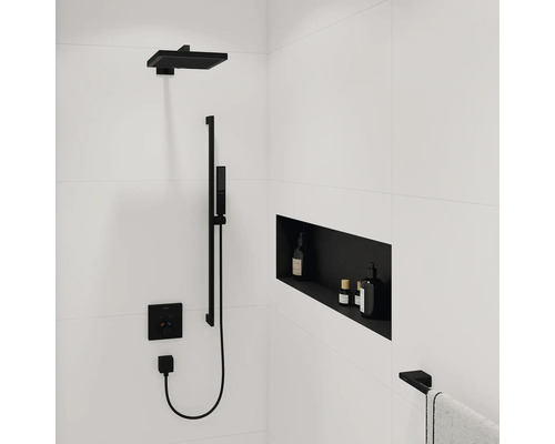 Moderne Dusche mit Regendusche, Handbrause und Ablagefläche für Pflegeprodukte in einem hellen Badezimmer.