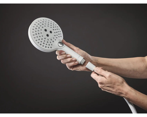 Handbrause mit Brauseschlauch wird verbunden.