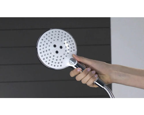 Douchette à main avec différents types de jets tenue dans la main