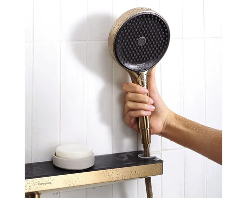 Handbrause und Ablage im Badezimmer