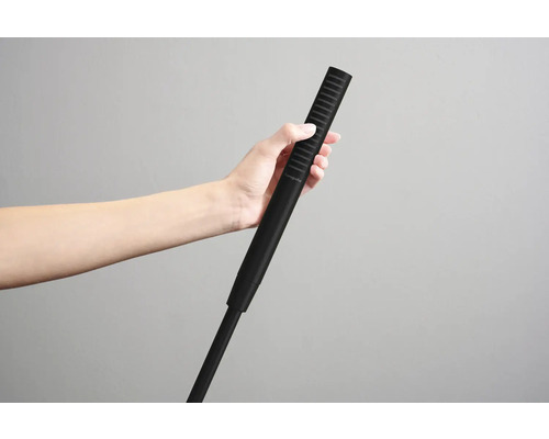 Une main tient une douchette à main de la marque Hansgrohe.