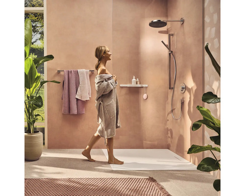 Badezimmer mit Dusche, Frau mit Bademantel, Handtüchern, Badematte und Pflanzen