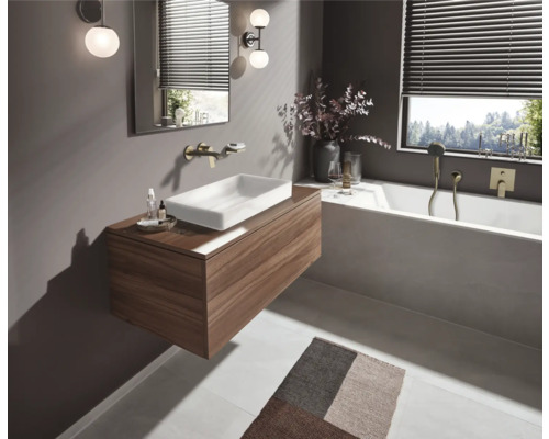 Badezimmer mit Waschtischunterschrank, Aufsatzwaschbecken und Badewanne unter einem Fenster mit Jalousien