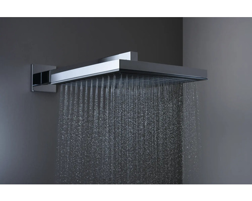 Quadratischer Duschkopf mit Wasserstrahl