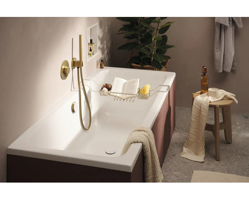 Badezimmer mit Badewanne, Armatur und Badewannenablage