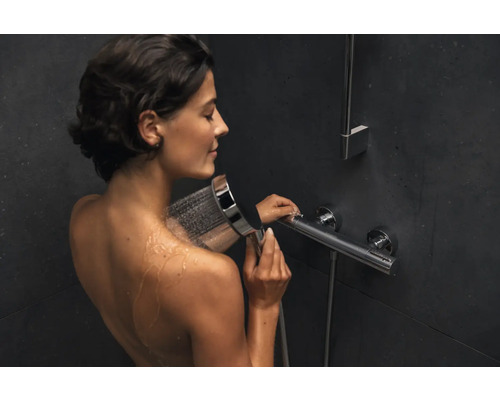 Frau unter der Dusche mit Thermostatarmatur