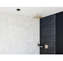 Modernes Badezimmer mit Deckenleuchte, Regendusche und geometrischen Fliesen