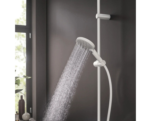 Handbrause mit Brausestange im Badezimmer unter laufendem Wasser.