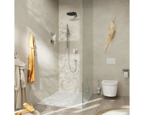 Modernes Badezimmer mit Dusche, Toilette und Accessoires