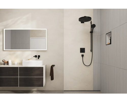 Modernes Badezimmer mit Waschtisch, Spiegel mit Beleuchtung und Dusche