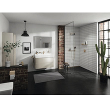 Salle de bain moderne avec douche, lavabo et mur en briques