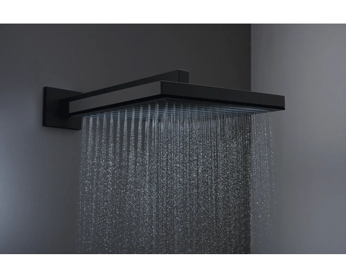Quadratischer Duschkopf mit Wasserstrahl an der Wand montiert
