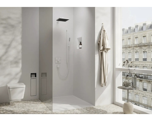 Helles Badezimmer mit Toilette, Dusche, Bademantel und Blick aus dem Fenster