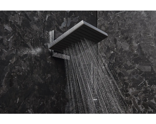 Pomme de douche carrée avec jet d''eau sur fond sombre