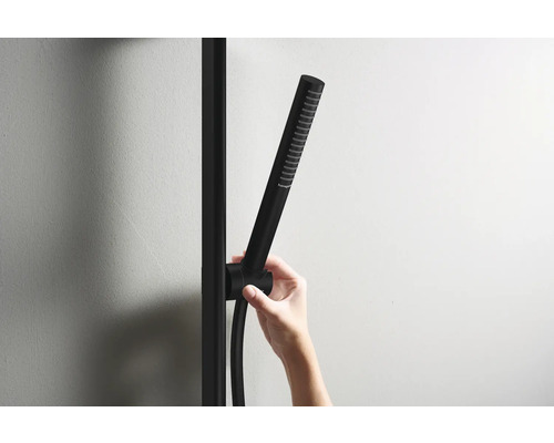 Handbrause aus Metall am Duschsystem