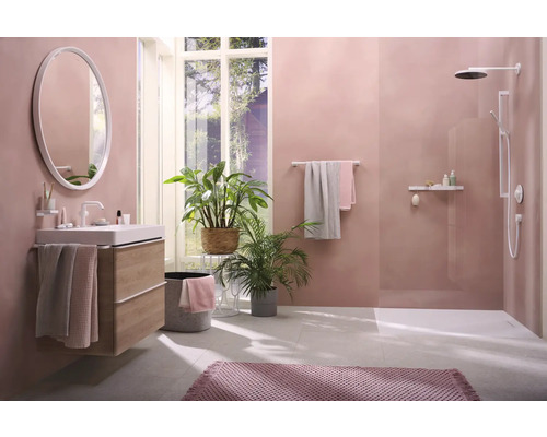 Helles Badezimmer mit Waschbecken, Spiegel, Dusche und Pflanzen