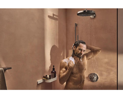 Mann unter der Dusche mit Kopfbrause und Handbrause