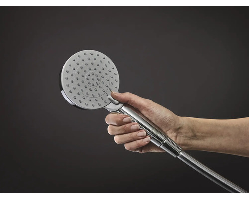 Douchette à main en métal tenue dans la main