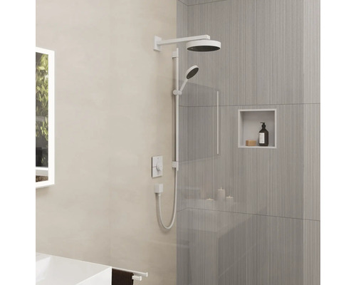 Duschbereich mit Duschkopf und Handbrause in einem modernen Badezimmer