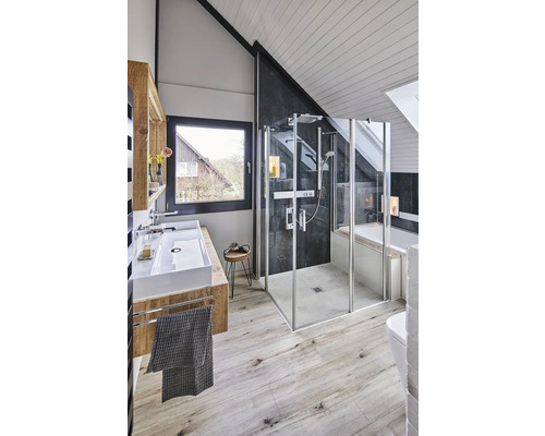 Salle de bains avec douche, lavabo et parquet sous pente de toit