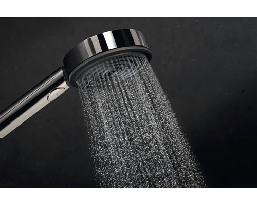 Handbrause mit Wasserstrahl vor dunklem Hintergrund