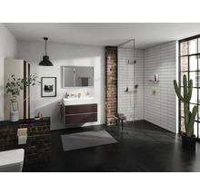 Salle de bains moderne avec lavabo, douche et mur en briques
