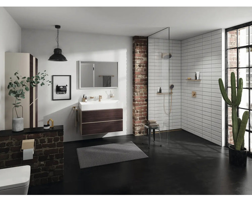 Modernes Badezimmer mit Waschtisch, Dusche und Backsteinwand