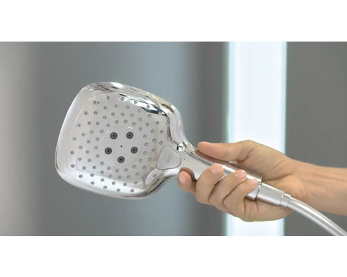 Hand die einen Duschkopf hält.