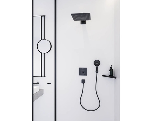 Modernes Badezimmer mit schwarzer Regendusche, Handbrause, Thermostat und Ablage