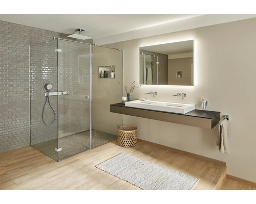 Salle de bains lumineuse avec douche, meuble-lavabo avec deux vasques et miroir éclairé