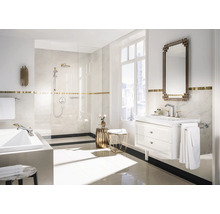 Helles Badezimmer mit Dusche, Waschtisch, Spiegel und Badewanne in modernem Design