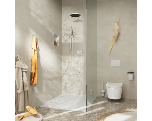 Modernes Badezimmer mit Dusche, Toilette und Waschbecken