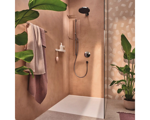 Modernes Badezimmer mit Dusche, Handtüchern und Pflanzen