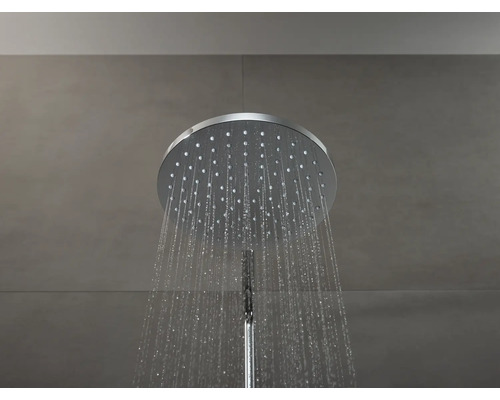 Regendusche mit Wasserstrahl im Badezimmer